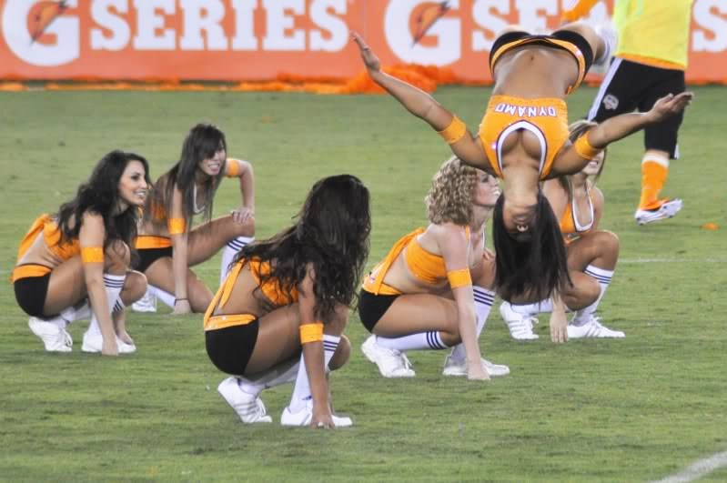 Golišave navijačice bolje od namrštenih nogometaša?