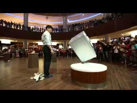 Ovaj je čovjek majstor balansa i nikome nije jasno kako to čini