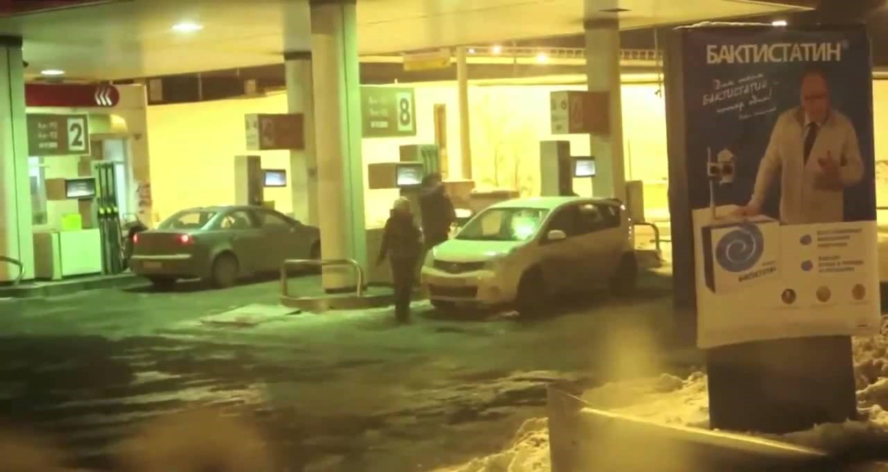 VIDEO Zaposleniku benzinske postaje se digla kosa kad je vidio što ova žena radi!