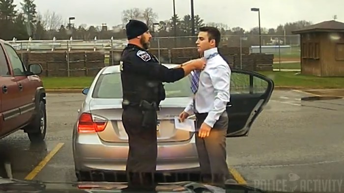 Policajac zaustavio studenta zbog prebrze vožnje, pa mu pomogao namjestiti kravatu!