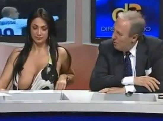 Zašto mi svi bulje u dekolte, svinje jedne!