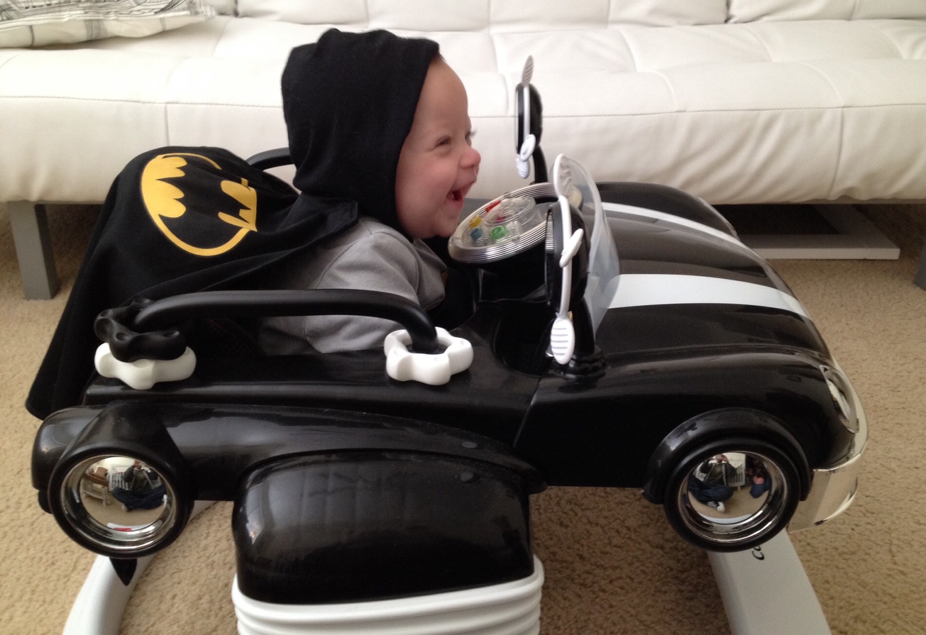 Mali Batman lud od veselja zbog novog autića