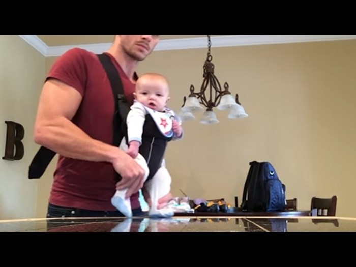 VIDEO Tata ostao doma sam s bebom, rezultat toga su savršeni plesni pokreti!