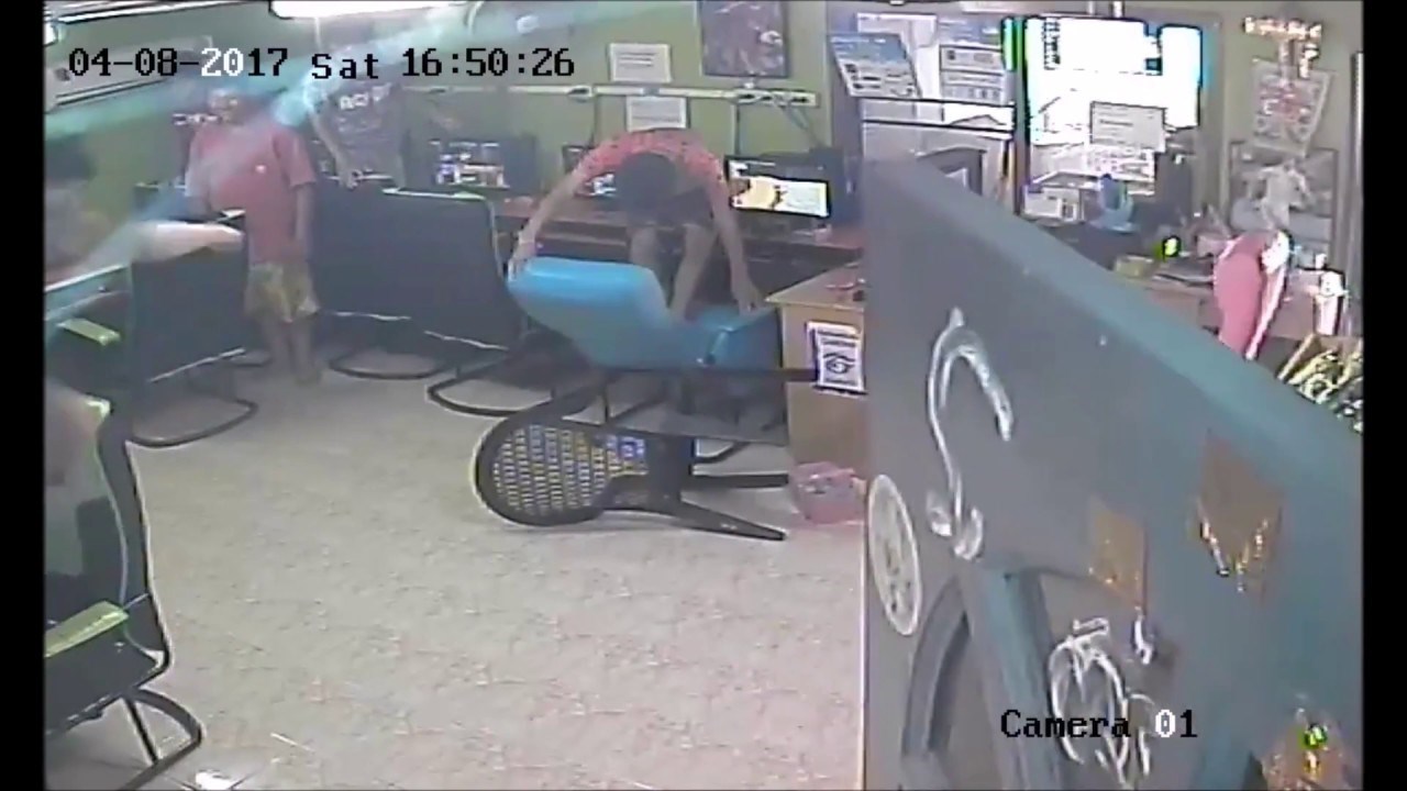 VIDEO U internet cafeu se pojavila ogromna zmija i napravila kaos!