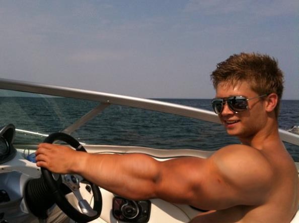 Ni mišića ni pameti, a željan ljubavi