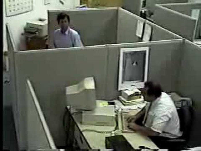 Video: Je li danas jutro kad ćete poluditi i rasturiti ured?