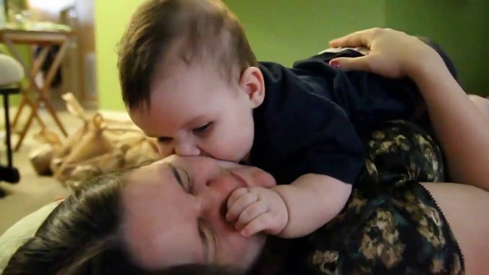 Najslađi video dana: Beba napada mamu poljupcima!