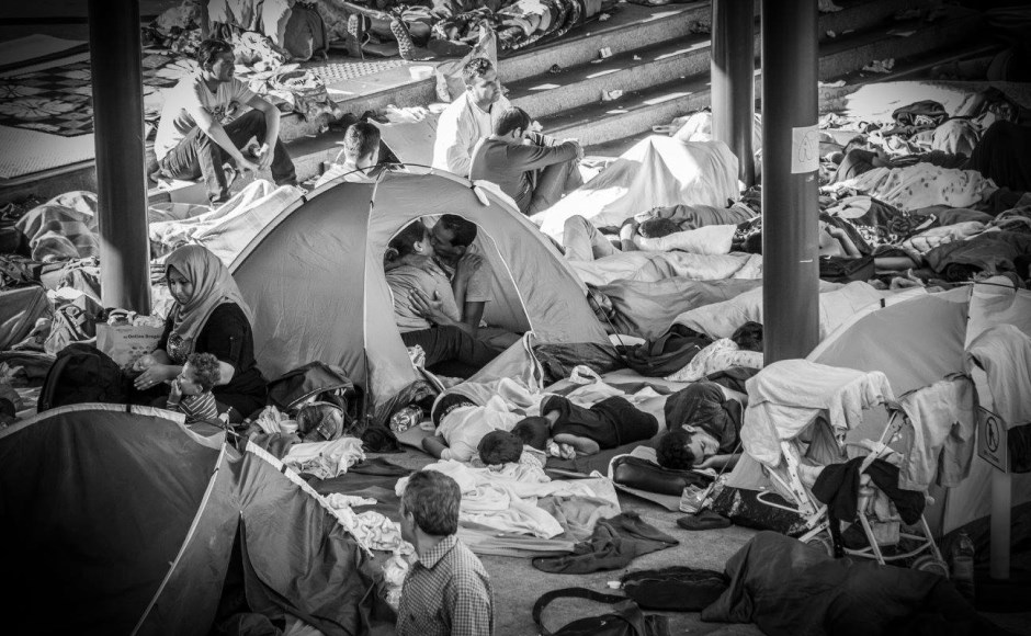 Poljubac utjehe u strahu od neizvjesne sudbine