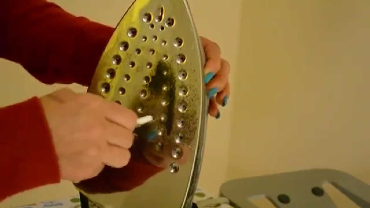 MUŠKARCI, ODUŠEVITE SE: Kako jednostavno očistiti peglu!