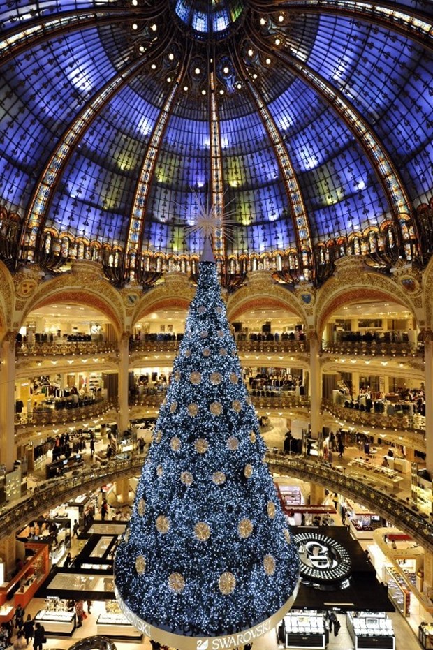 Pariz već dobio ogromno božićno drvce