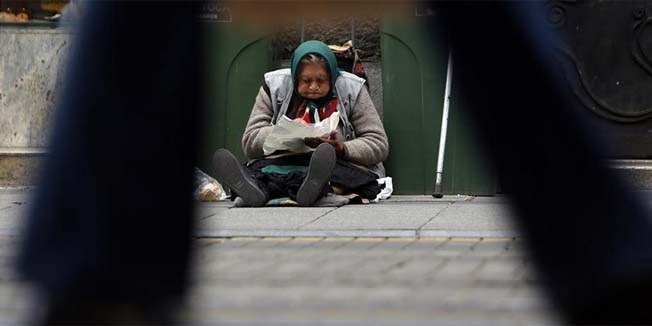 STARICA NA POLA GODINE POTJERANA IZ ZADRA Prosjačila na mostu, policija joj je oduzela desetak kuna, a sudac naredio izgon!