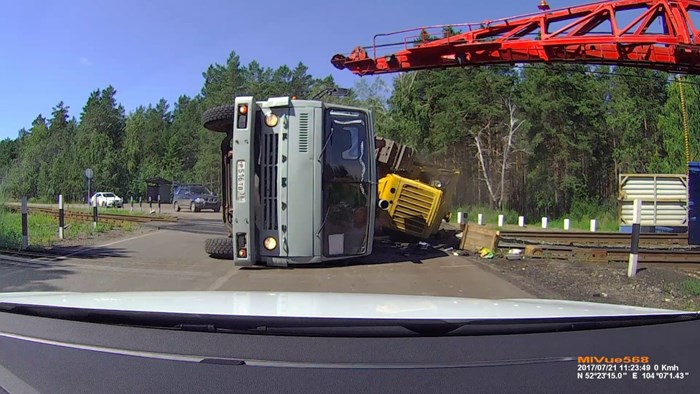VIDEO Auto kamera snimila nestrpljivog vozača kamiona koji nije htio čekati da vlak prođe