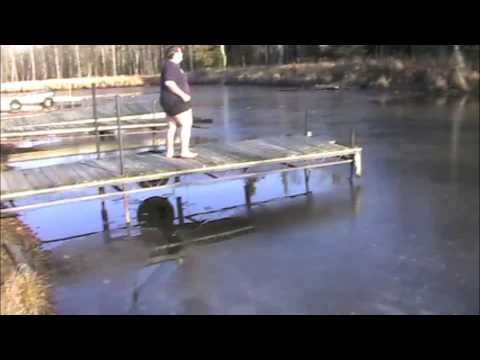 VIDEO: Apsolutni luđak skočio u zaleđeno jezero, jedva ga izvukli van!