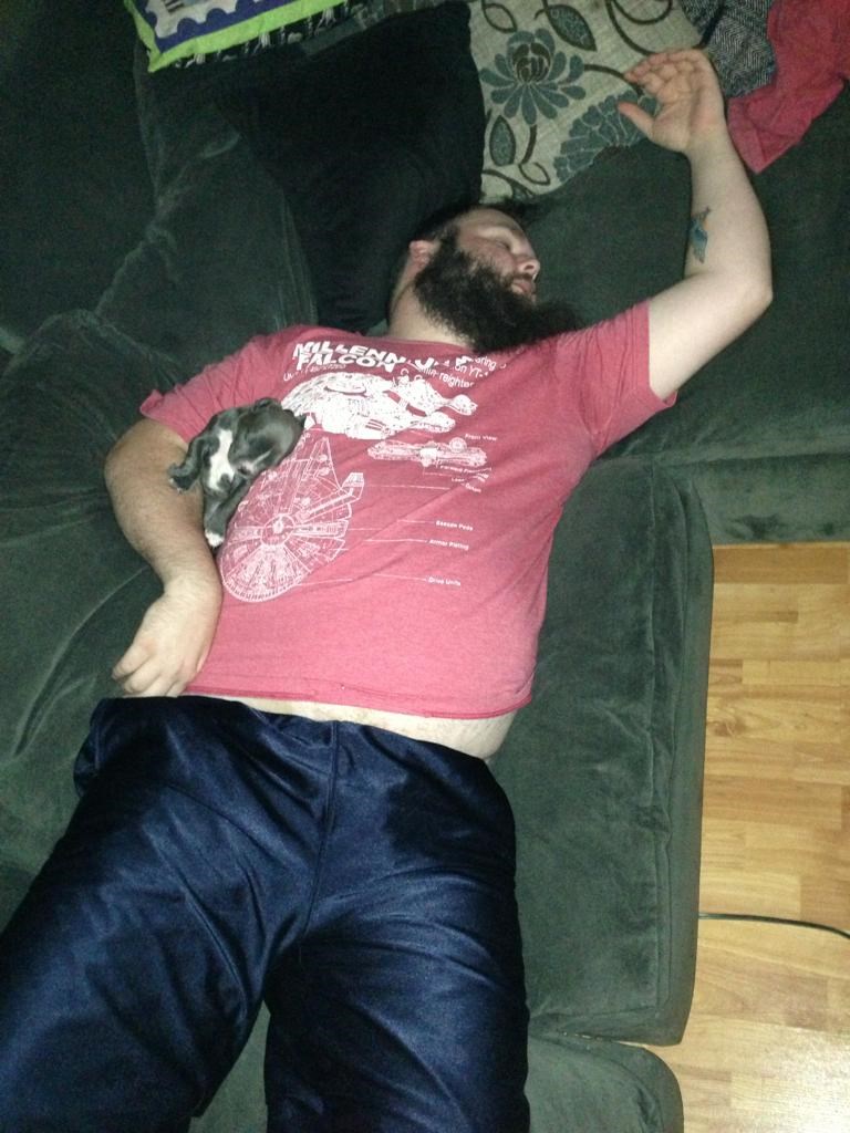 Mališa usnuo u zagrljaju "diva"