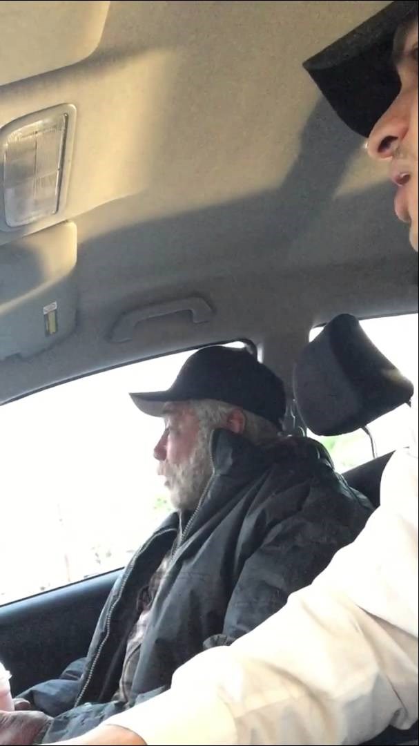 VIDEO: Veteran beskućnik se slomio u suzama nakon predivnog obećanja ovog mladića