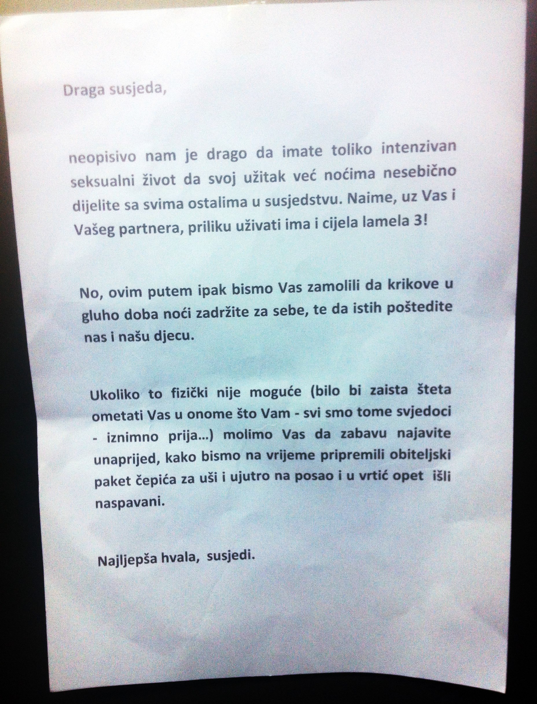 Glasno seksanje susjeda na nogama drži pola kvarta