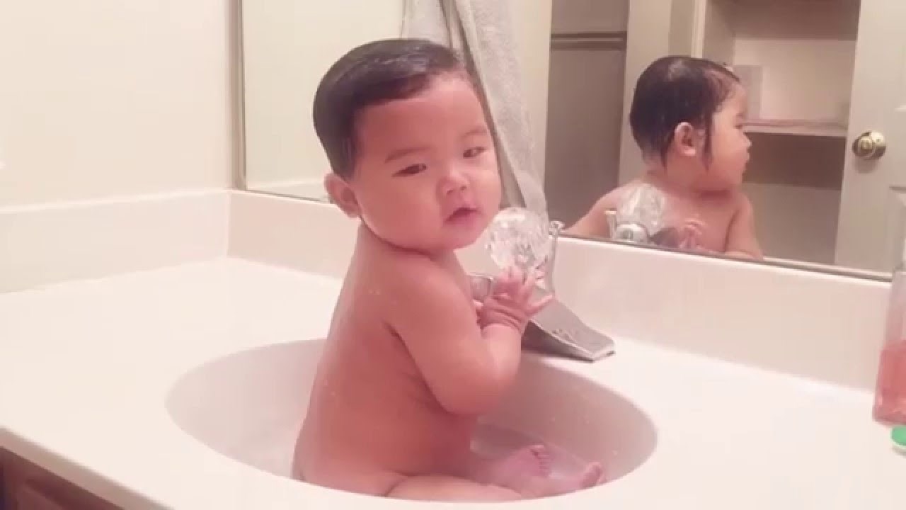 Ovaj je bebač uplašio sam sebe na najsmješniji mogući način