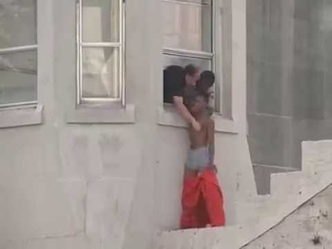 VIDEO: Pobjegao iz zgrade zatvora samo kako bi mogao pušiti