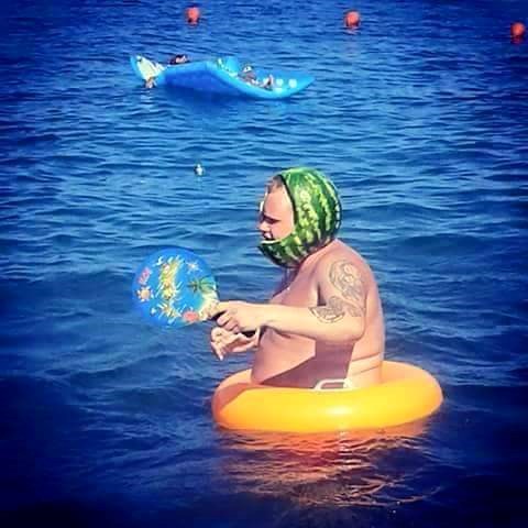 Mama, zašto je ovaj stavio lubenicu na glavu?