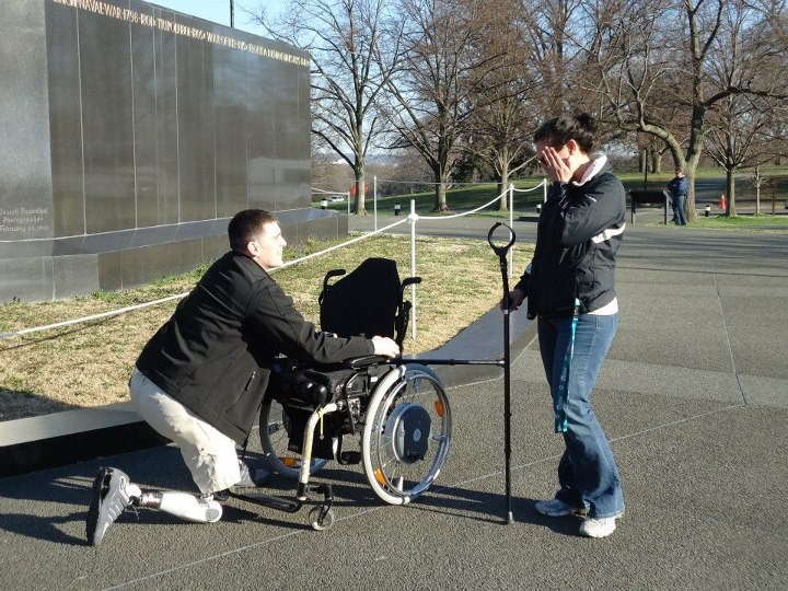 Ustao iz kolica i zaprosio svoju dragu