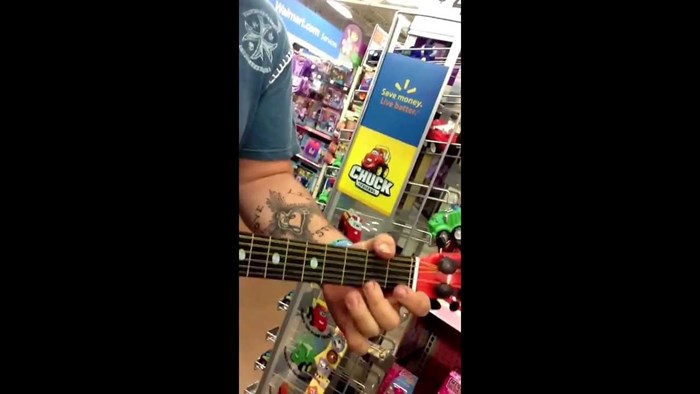 VIDEO: Kakav car! Uzeo dječju gitaricu-igračku i savršeno odsvirao bluzerski hit!