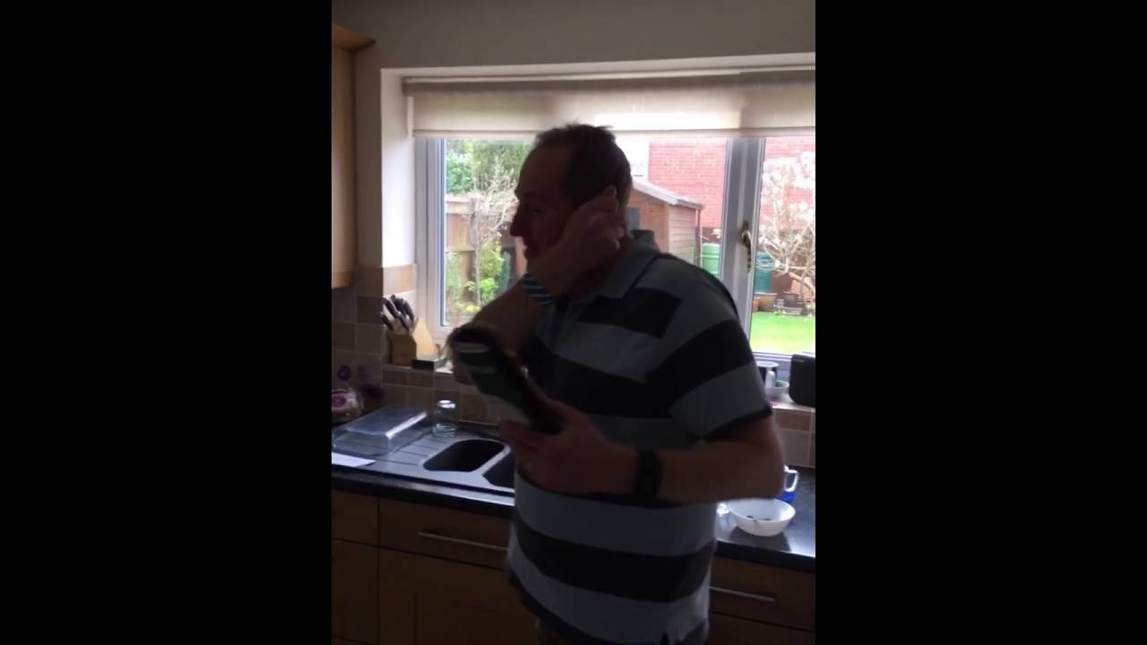 Svakog dana tatu "upuca" pištoljem igračkom, reakcije su komedija!