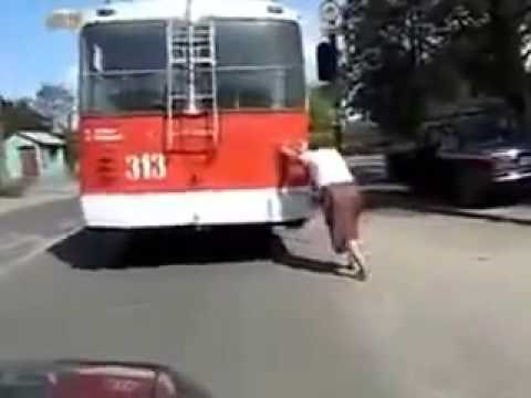 VIDEO Stariji ljudi se u Rusiji ne otimaju za mjesto u busu nego GURAJU bus!