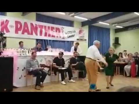 Baka i djed zapalili su plesni podij i pokazali da se i stariji ljudi znaju dobro zabavljati