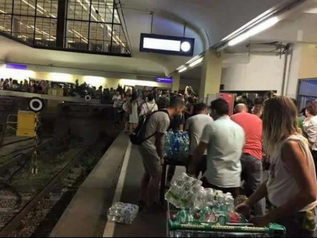 Austrijanci na peronima dočekuju izbjeglice vodom i hranom