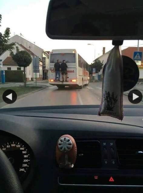 Vinkovčanin u nevjerici slikao autobus nakon što je ugledao dvojicu mladića koji se voze bez karte
