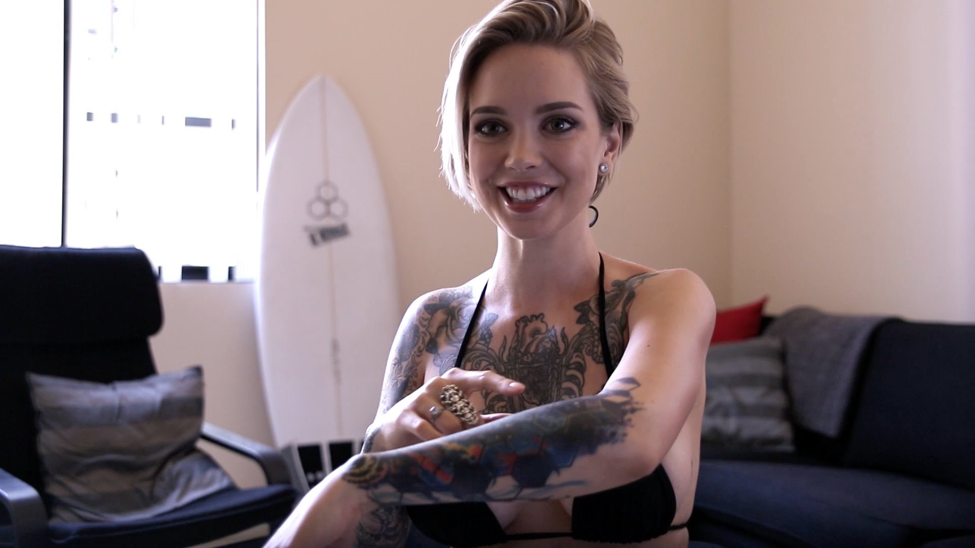 VIDEO: Sara X, poznatija po twerkanju sisama, vodi vas kroz svoje tetovaže