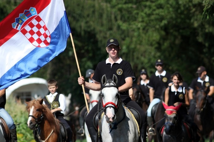 Obilježavanje Dana domovinske zahvalnosti uz konje i zastave