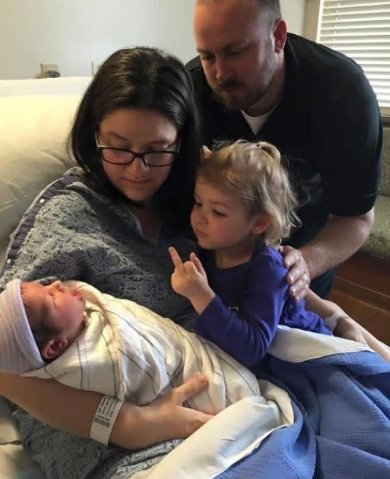 Presretna sestrica bracu pozdravila srednjakom