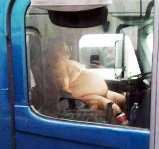 Goli kamiondžija lufta "obiteljske dragulje"