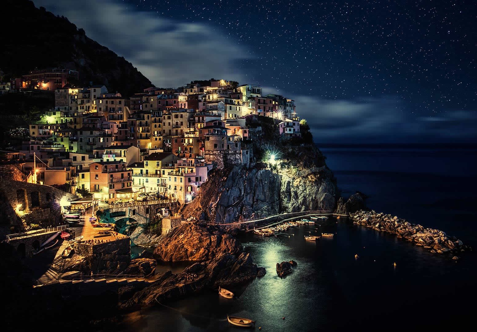 Raj ljetne noći pod zvjezdanim nebom