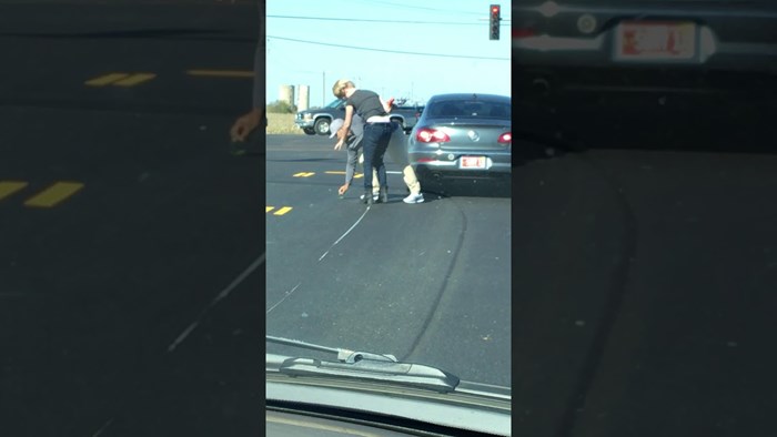 VIDEO Kako žene rješavaju nesuglasice: Potukle se nasred raskrižja i napravile kaos na cestama!