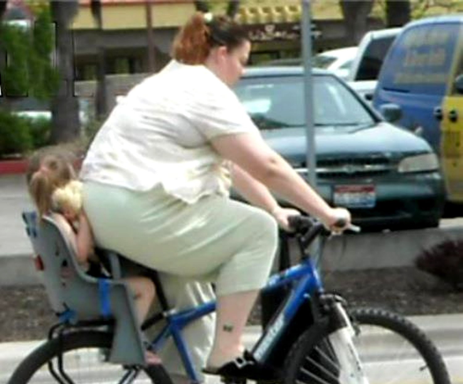 Dijete uživa u pogledu pri vožnji biciklom