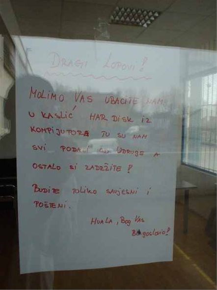 Nakon što su ih pokrali, odlučili su lopovima ostaviti smiješnu poruku