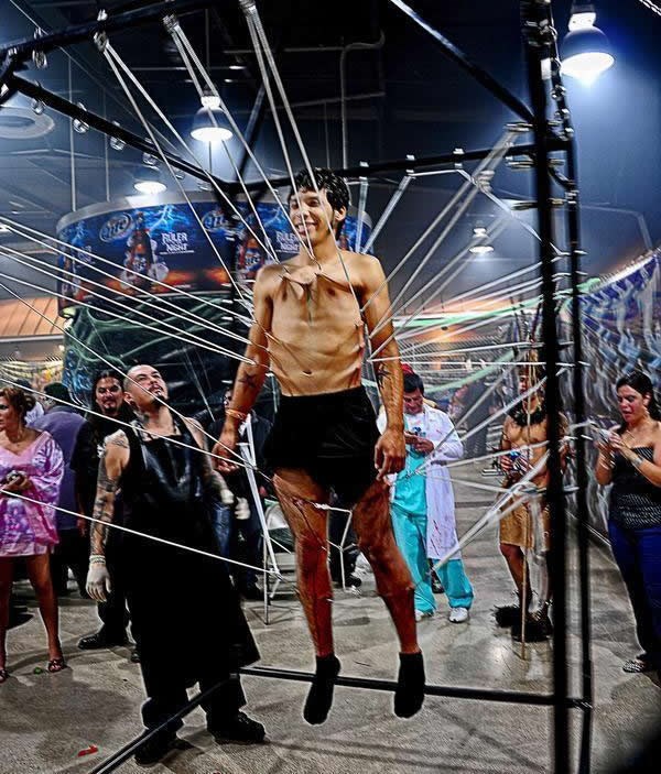 Bolesni hobi: Visi obješen na kuke