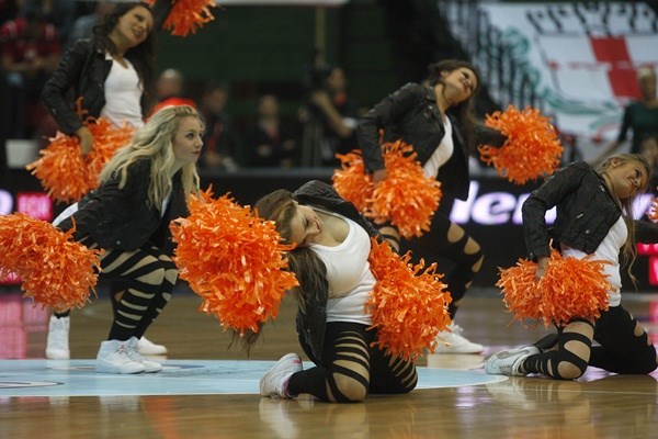 Košarkaške navijačice izbacile... pompone