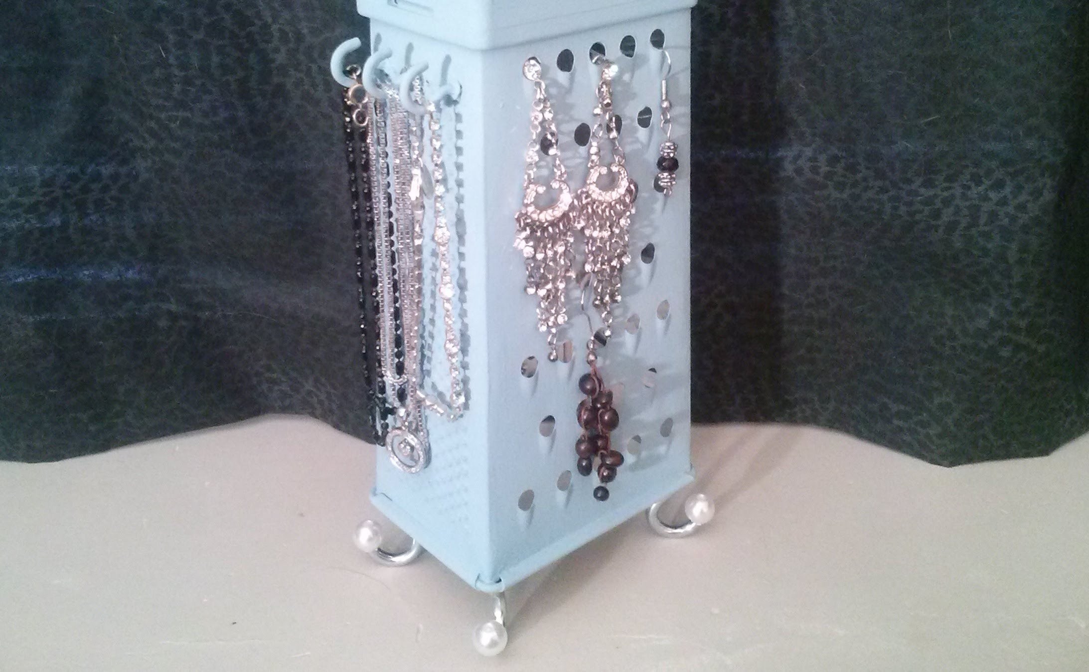 GENIJALAN TRIK: Uzela zahrđali ribež i napravila nešto što će vam dobro doći