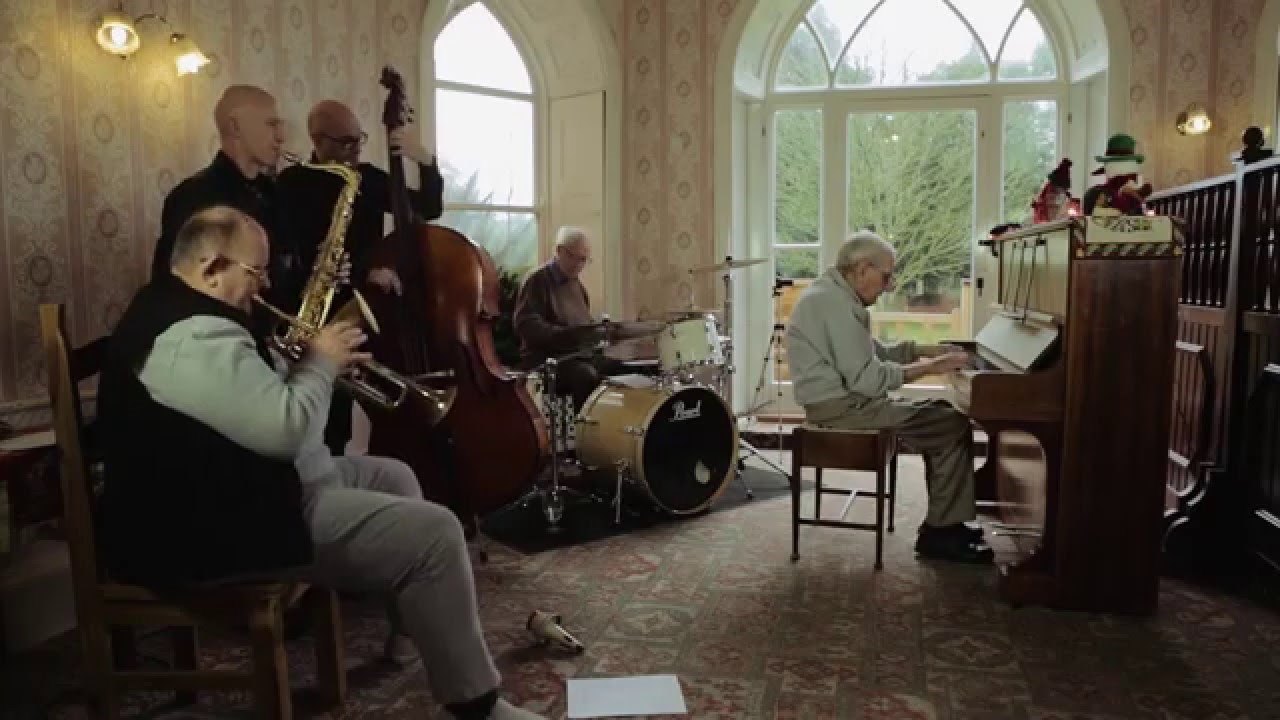 Usamljeni djedica s demencijom samo želi svirati, suze će vam krenuti kad vidite tko ga je posjetio