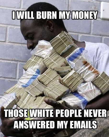 Tužni Nigerijac pali novac: Glupi bijelci ne žele pare