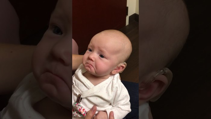 Beba čuje glas svoje majke po prvi puta, a njezina reakcija rastopit će vaše srce