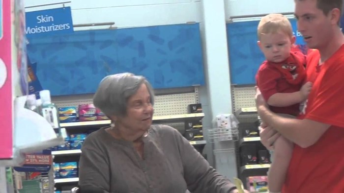 YouTuber totalno zbunio baku u supermarketu: Iz kose joj izvadio dijete?!