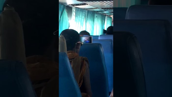 VIDEO Svećenik uhvaćen kako u autobusu bez imalo srama gleda porniće?