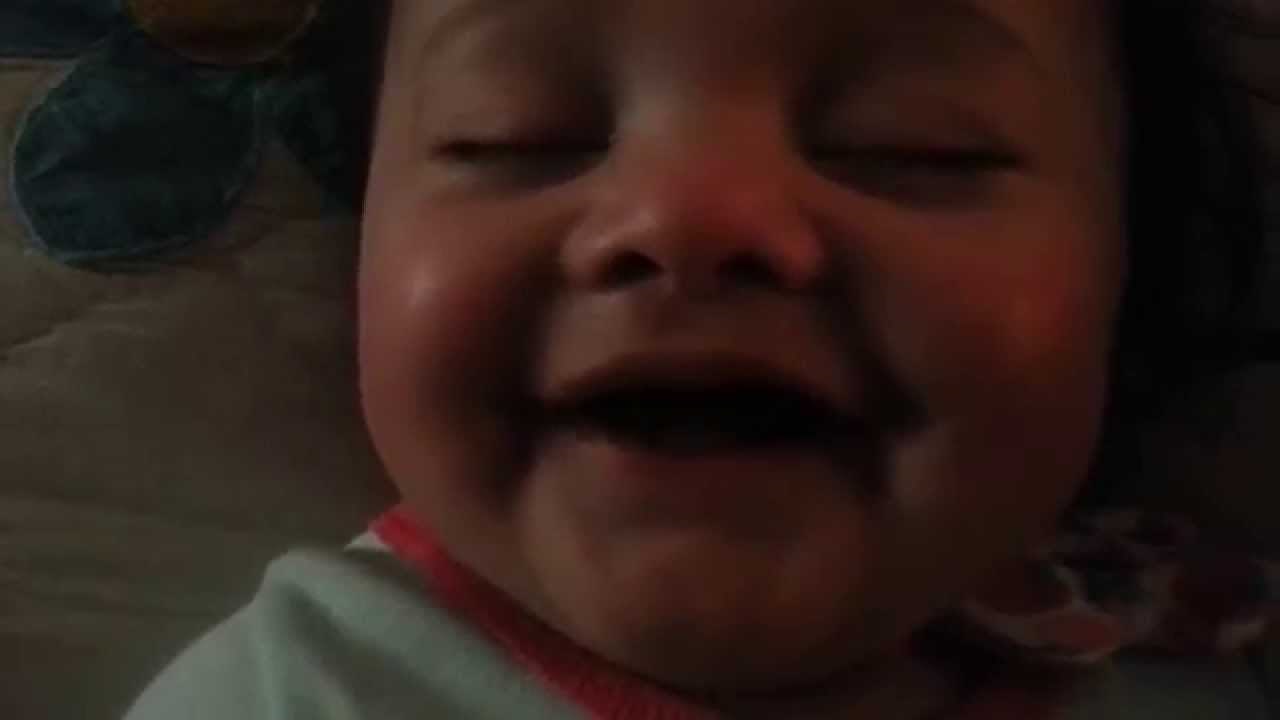 Dnevna doza šećera: Beba koja se smije u polusnu će i vama baciti osmijeh na lice