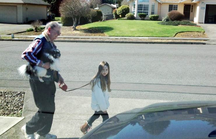 Pas u ruci, unuka na lajni: Deda vodi u šetnju