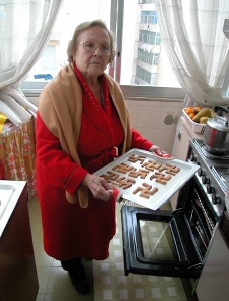 Naci-baka s nostalgijom unučici ispekla fine svastike