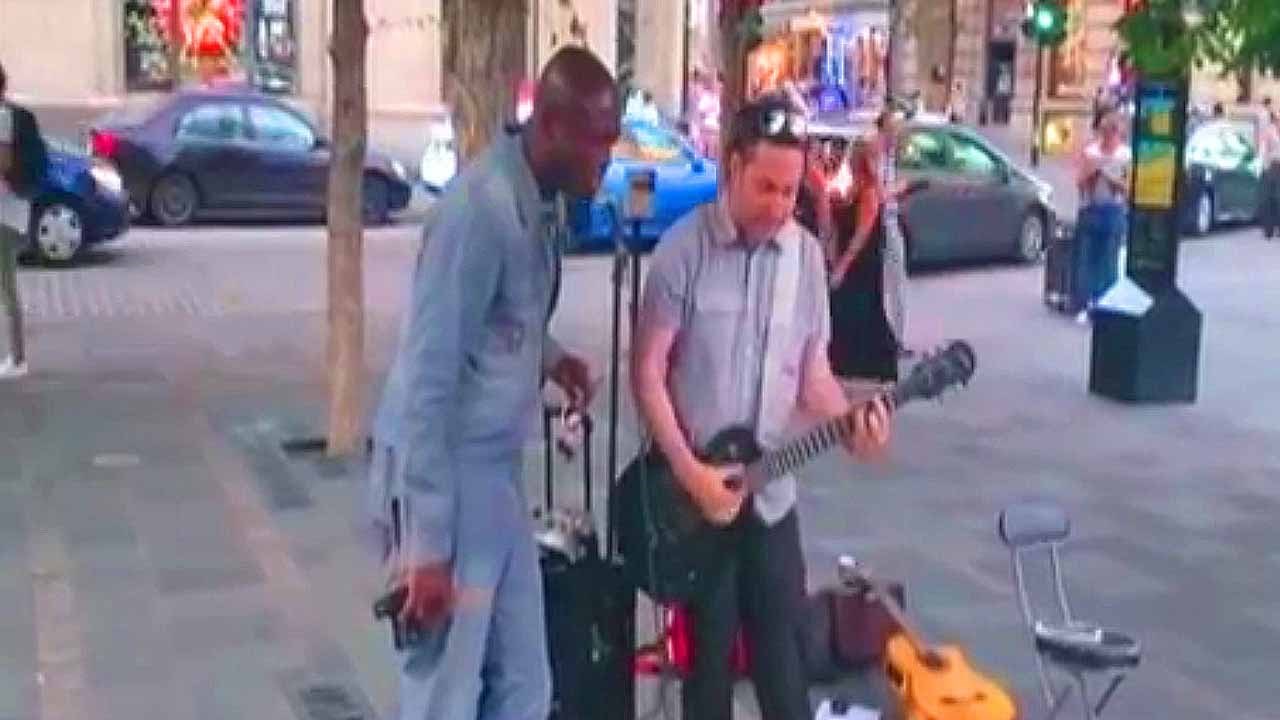 Seal zapjevao omiljeni hit s uličnim sviračem